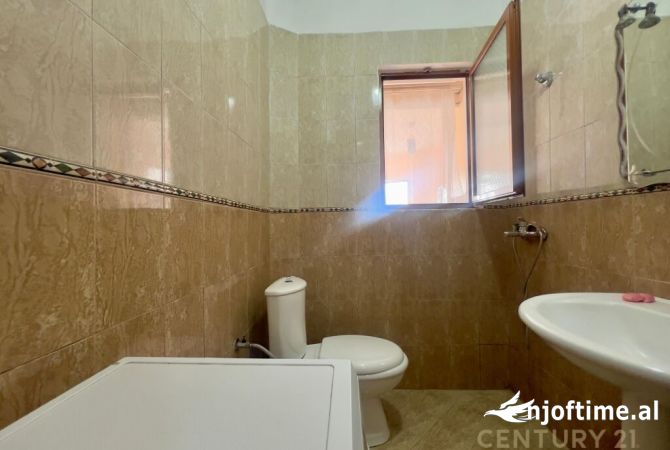 Shtepi ne shitje Apartament ne Tirane, 3+1, Mobilimi E mobiluar, Pagesa 125,000  Euro.