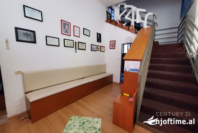 Shtepi ne shitje Shtepi Private ne Tirane, 7+1, Mobilimi E mobiluar, Pagesa 700,000  Euro.