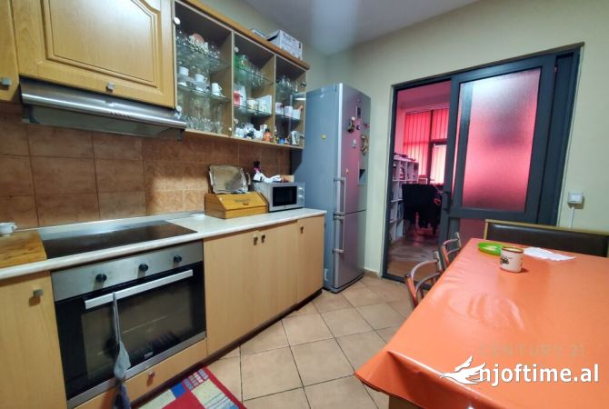 Shtepi ne shitje Shtepi Private ne Tirane, 7+1, Mobilimi E mobiluar, Pagesa 700,000  Euro.