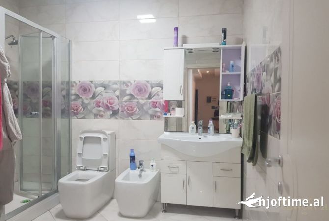 Shtepi me qera Apartament ne Tirane, 2+1, Mobilimi E mobiluar, Pagesa 700  Euro.