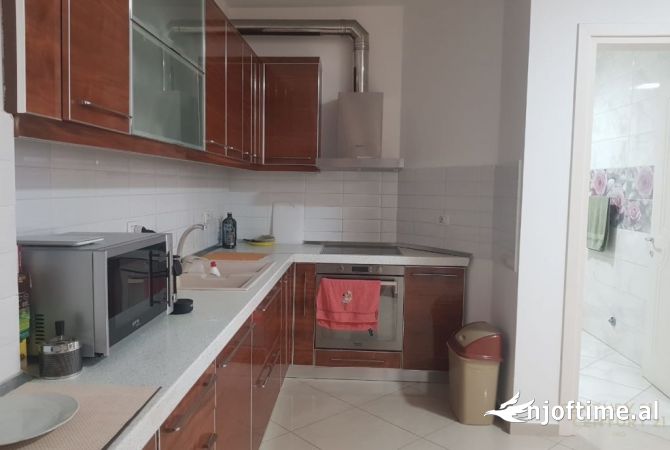 Shtepi me qera Apartament ne Tirane, 2+1, Mobilimi E mobiluar, Pagesa 700  Euro.