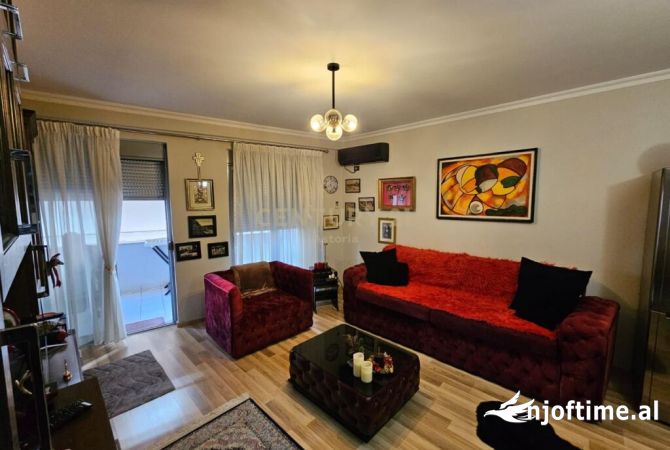 Shtepi ne shitje Apartament ne Tirane, 2+1, Mobilimi E mobiluar, Pagesa 118,000  Euro.