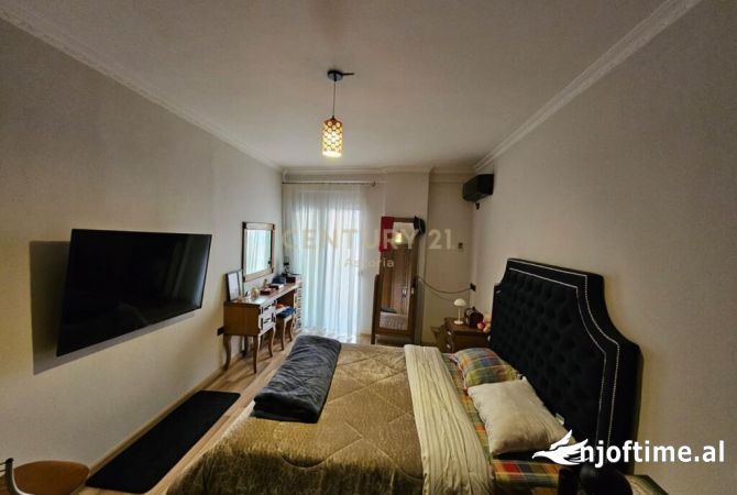 Shtepi ne shitje Apartament ne Tirane, 2+1, Mobilimi E mobiluar, Pagesa 118,000  Euro.