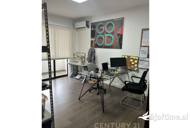 Ambient biznesi me qera 3+1 ne Tirane - 1,180 Euro