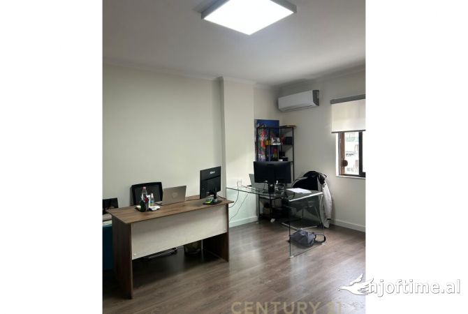 Ambient biznesi me qera 3+1 ne Tirane - 1,180 Euro