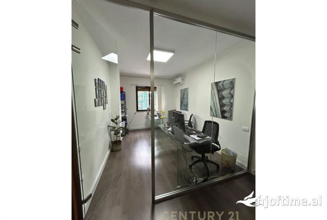 Ambient biznesi me qera 3+1 ne Tirane - 1,180 Euro