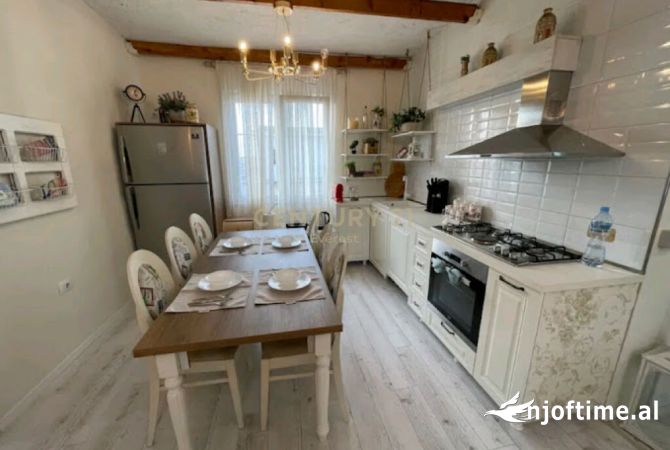 Shtepi ne shitje Apartament ne Tirane, 2+1, Mobilimi E mobiluar, Pagesa 179,000  Euro.