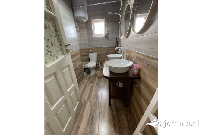 Shtepi ne shitje Apartament ne Tirane, 2+1, Mobilimi E mobiluar, Pagesa 179,000  Euro.