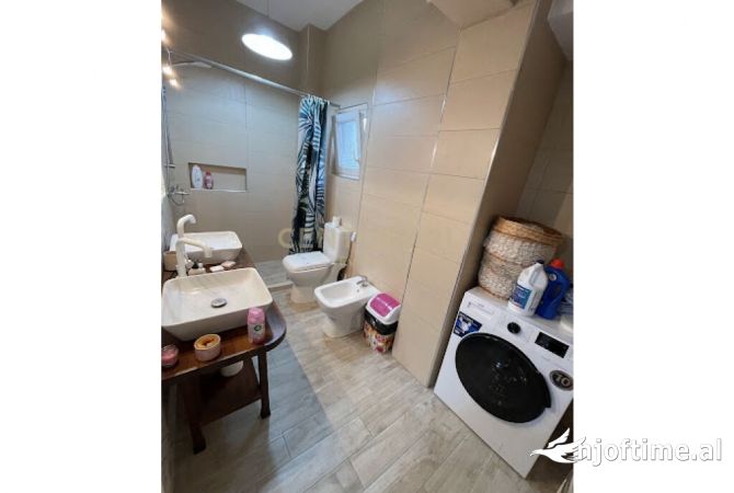 Shtepi ne shitje Apartament ne Tirane, 2+1, Mobilimi E mobiluar, Pagesa 179,000  Euro.
