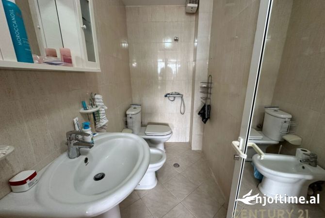 Shtepi me qera Apartament ne Tirane, 2+1, Mobilimi E mobiluar, Pagesa 1,000  Euro.