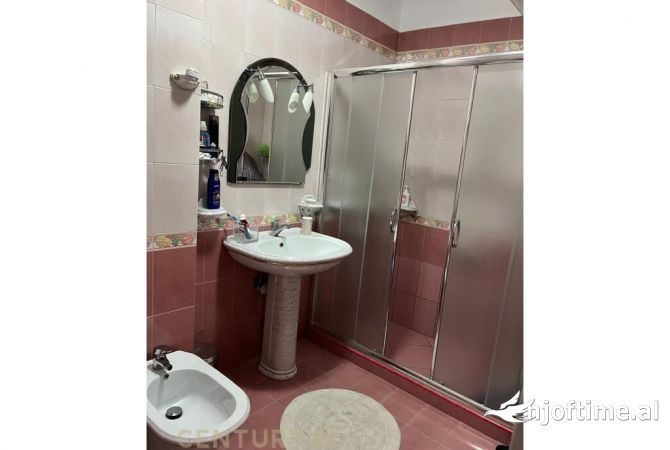 Shtepi me qera Apartament ne Tirane, 2+1, Mobilimi E mobiluar, Pagesa 750  Euro.