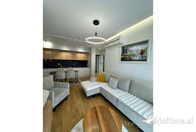 Shtepi ne shitje Apartament ne Tirane, 2+1, Mobilimi E mobiluar, Pagesa 160,000  Euro.