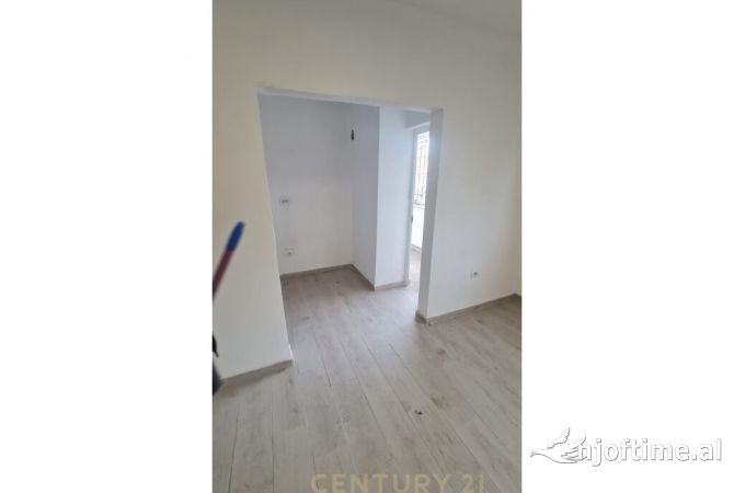 Shtepi ne shitje Apartament ne Tirane, 2+1, Mobilimi E mobiluar, Pagesa 120,000  Euro.