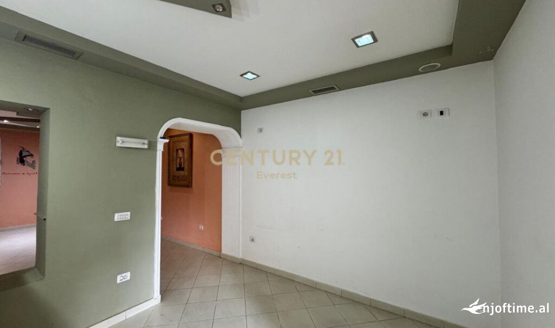 Shtepi ne shitje Apartament ne Tirane, 1+1, Mobilimi Bosh, pa mobiluar, Pagesa 80,000  Euro.