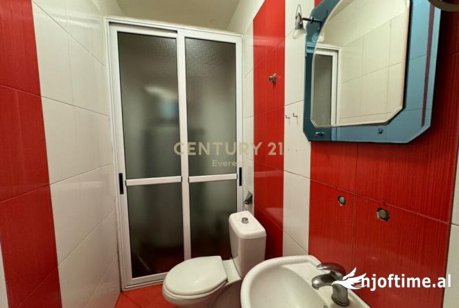 Shtepi ne shitje Apartament ne Tirane, 1+1, Mobilimi Bosh, pa mobiluar, Pagesa 80,000  Euro.