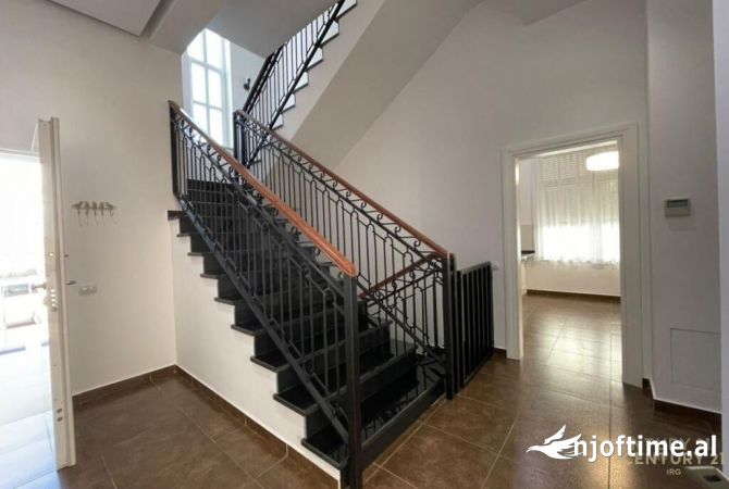 Shtepi me qera Vila Luksoze ne Tirane, 4+1, Mobilimi E mobiluar, Pagesa 4,800  Euro.