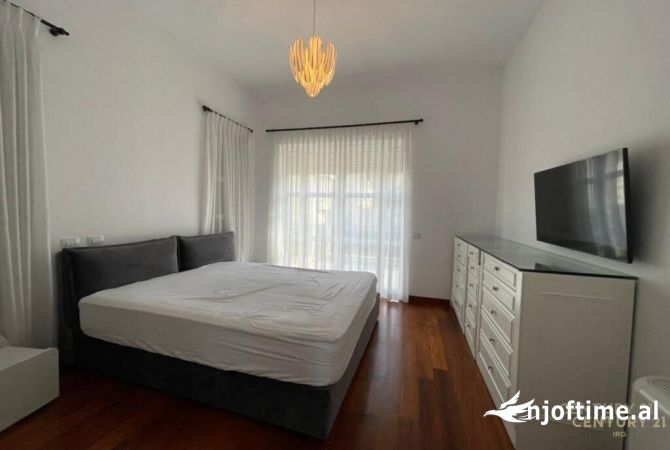 Shtepi me qera Vila Luksoze ne Tirane, 4+1, Mobilimi E mobiluar, Pagesa 4,800  Euro.