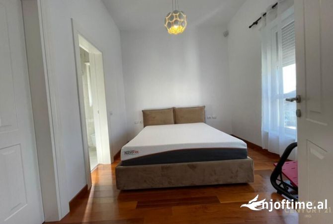 Shtepi me qera Vila Luksoze ne Tirane, 4+1, Mobilimi E mobiluar, Pagesa 4,800  Euro.