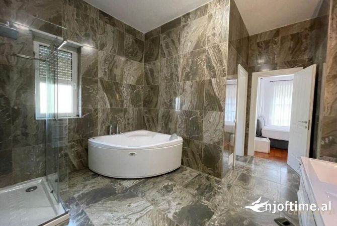 Shtepi me qera Vila Luksoze ne Tirane, 4+1, Mobilimi E mobiluar, Pagesa 4,800  Euro.