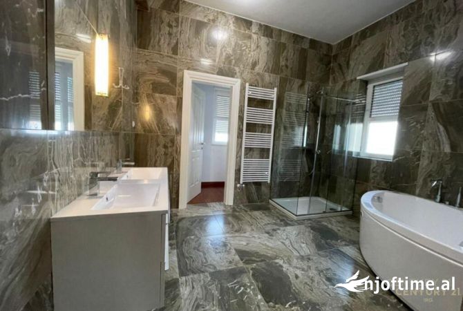 Shtepi me qera Vila Luksoze ne Tirane, 4+1, Mobilimi E mobiluar, Pagesa 4,800  Euro.