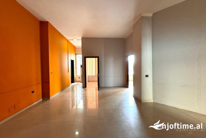 Jepet me qira ambient komercial prane Kompleksit Delijorgji !