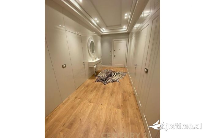 Shtepi ne shitje Apartament ne Tirane, 3+1, Mobilimi E mobiluar, Pagesa 385,000  Euro.