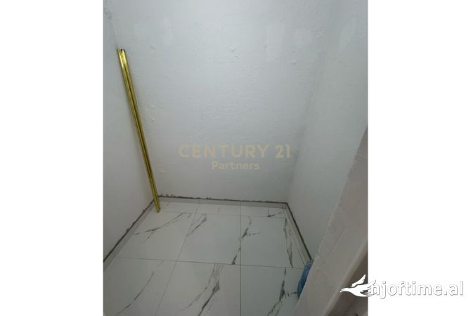 Shtepi ne shitje Apartament ne Tirane, 1+1, Mobilimi E mobiluar, Pagesa 77,000  Euro.