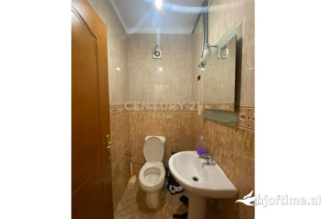 Shtepi me qera Apartament ne Tirane, 2+1, Mobilimi E mobiluar, Pagesa 700  Euro.