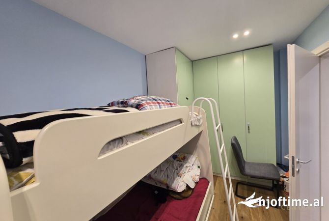 Shtepi ne shitje Apartament ne Tirane, 3+1, Mobilimi E mobiluar, Pagesa 210,000  Euro.