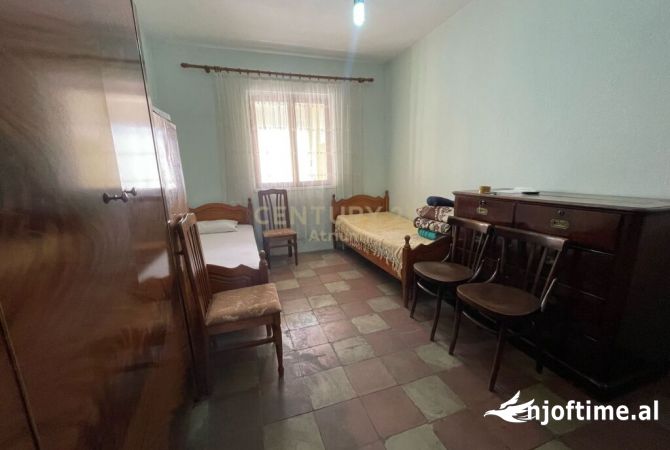 Shtepi ne shitje Apartament ne Tirane, 2+1, Mobilimi Bosh, pa mobiluar, Pagesa 124,000  Euro.