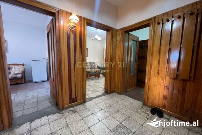 Shtepi ne shitje Apartament ne Tirane, 2+1, Mobilimi Bosh, pa mobiluar, Pagesa 124,000  Euro.