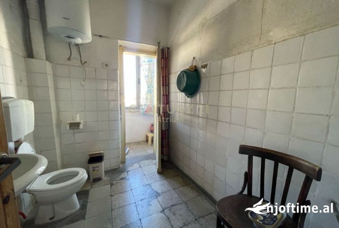 Shtepi ne shitje Apartament ne Tirane, 2+1, Mobilimi Bosh, pa mobiluar, Pagesa 124,000  Euro.