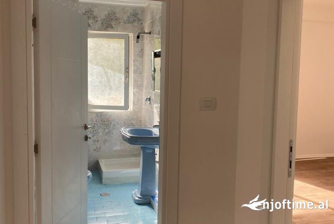 Jepet apartament per qira banim ose biznes!