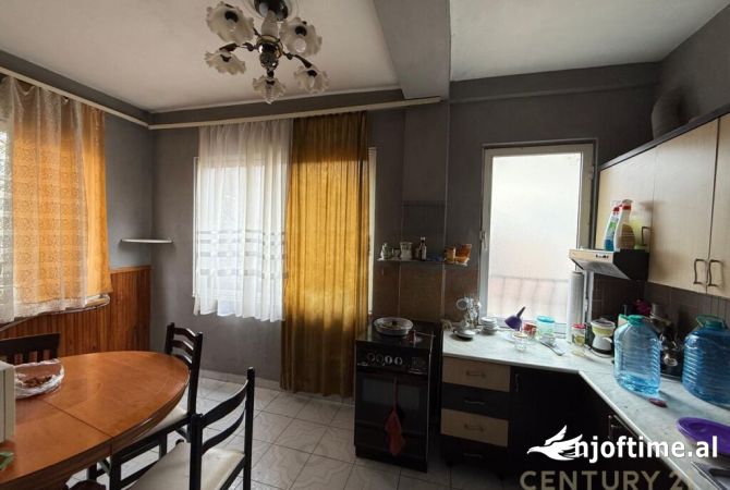 Shtepi ne shitje Apartament ne Tirane, 3+1, Mobilimi Pjeserisht e mobiluar, Pagesa 195,000  Euro.
