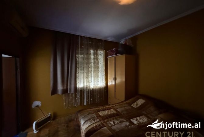 Shtepi ne shitje Apartament ne Tirane, 3+1, Mobilimi Pjeserisht e mobiluar, Pagesa 195,000  Euro.