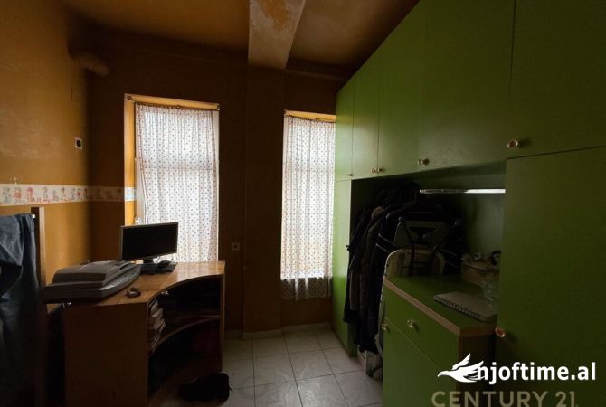 Shtepi ne shitje Apartament ne Tirane, 3+1, Mobilimi Pjeserisht e mobiluar, Pagesa 195,000  Euro.