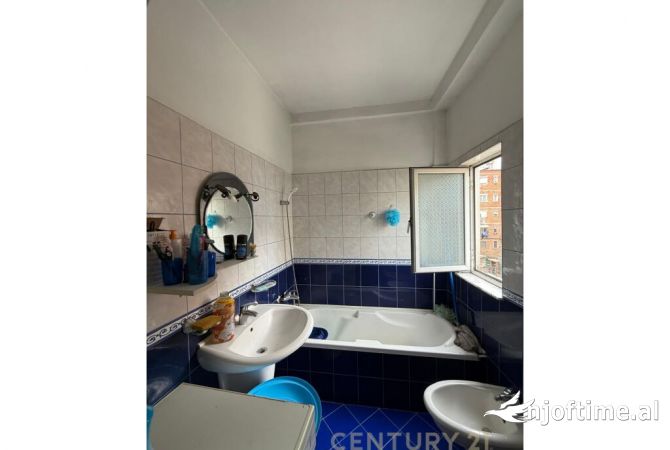 Shtepi ne shitje Apartament ne Tirane, 3+1, Mobilimi Pjeserisht e mobiluar, Pagesa 195,000  Euro.