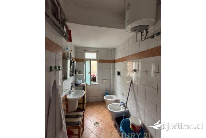 Shtepi ne shitje Apartament ne Tirane, 3+1, Mobilimi Pjeserisht e mobiluar, Pagesa 195,000  Euro.