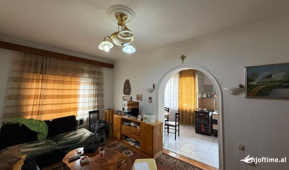 Shtepi ne shitje Apartament ne Tirane, 3+1, Mobilimi Pjeserisht e mobiluar, Pagesa 195,000  Euro.