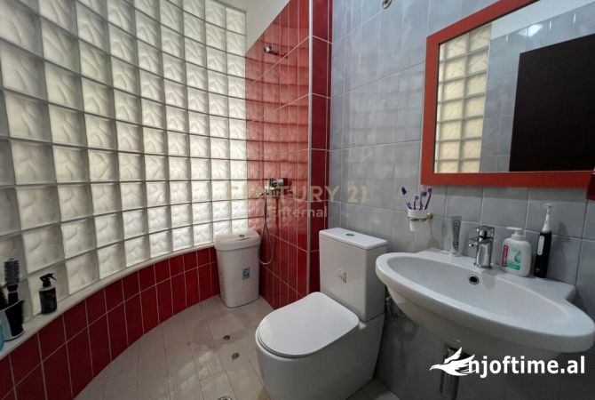 Shtepi me qera Apartament ne Tirane, 2+1, Mobilimi E mobiluar, Pagesa 900  Euro.