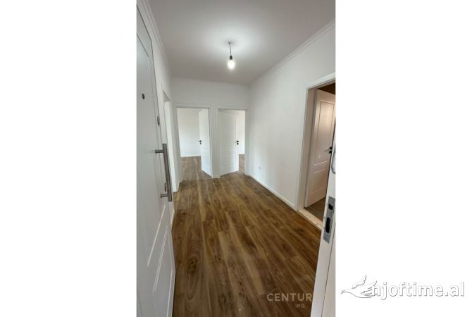Shtepi ne shitje Apartament ne Tirane, 2+1, Mobilimi Bosh, pa mobiluar, Pagesa 148,000  Euro.