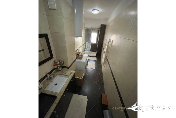 Shtepi me qera Apartament ne Tirane, 2+1, Mobilimi E mobiluar, Pagesa 900  Euro.