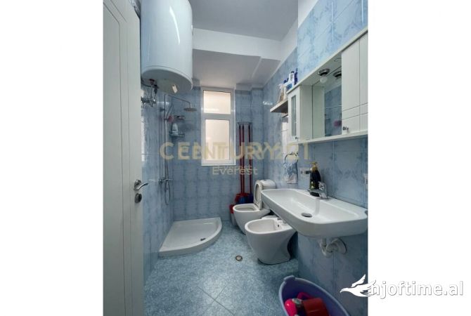 Shtepi ne shitje Apartament ne Tirane, 2+1, Mobilimi E mobiluar, Pagesa 140,000  Euro.