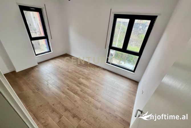 Shtepi ne shitje Apartament ne Tirane, 2+1, Mobilimi Bosh, pa mobiluar, Pagesa 300,000  Euro.