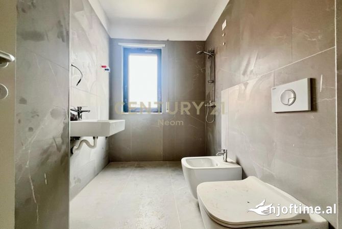 Shtepi ne shitje Apartament ne Tirane, 2+1, Mobilimi Bosh, pa mobiluar, Pagesa 300,000  Euro.