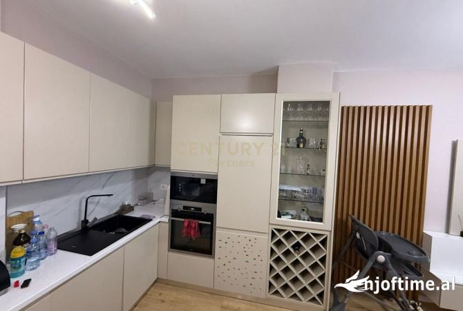 Shtepi ne shitje Apartament ne Tirane, 2+1, Mobilimi E mobiluar, Pagesa 165,000  Euro.