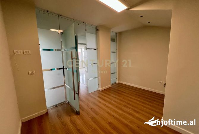 Ambient biznesi me qera 3+1 ne Tirane - 1,200 Euro