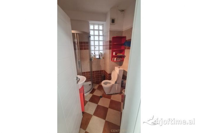 Shtepi ne shitje Apartament ne Tirane, 2+1, Mobilimi E mobiluar, Pagesa 185,000  Euro.