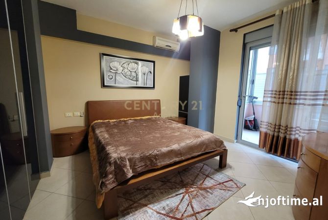 Shtepi me qera Apartament ne Tirane, 3+1, Mobilimi E mobiluar, Pagesa 1,000  Euro.