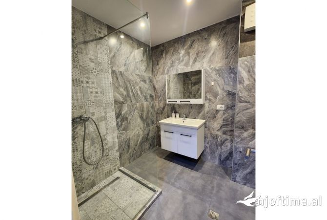 Shtepi me qera Apartament ne Tirane, 3+1, Mobilimi E mobiluar, Pagesa 900  Euro.